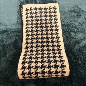 Chic Houndstooth Knit Scarf